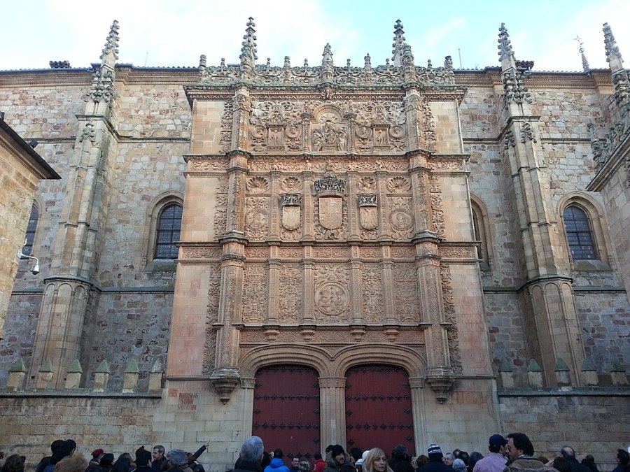 Fachada Escuelas Mayores